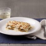 Lasaña fácil de alcachofas, queso de cabra y bechamel