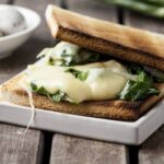 Sandwich de acelgas, huevo y queso