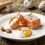 Salmón a la finas hierbas con huevos de codorniz