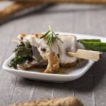 Brocheta de pollo y espárragos verdes