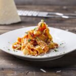 Pasta con tomate y queso