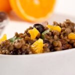 Ensalada de lentejas, naranjas y olivas