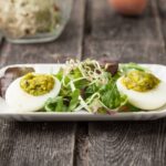 Huevos rellenos con pesto