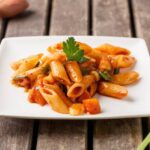 Macarrones con tomate y verduras