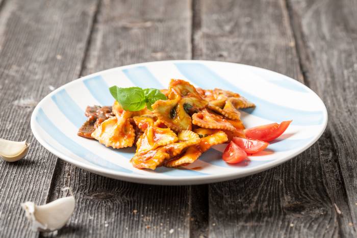 Pajaritas con tomate y albahaca