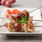 Brocheta de pollo y uva