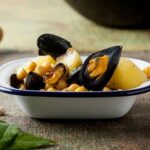 Mejillones con garbanzos y patata