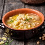 Caldo con garbanzo y pasta