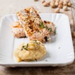 Salmón con crema de garbanzos y patatas