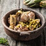 Estofado de cordero con alcachofas y guisantes