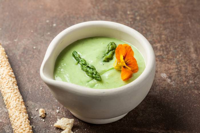 Sopa crema de espárragos verdes
