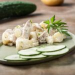 Ensalada de pollo con mayonesa y pepino