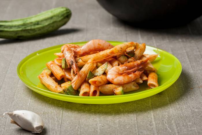Macarrones con calabacines y gambas