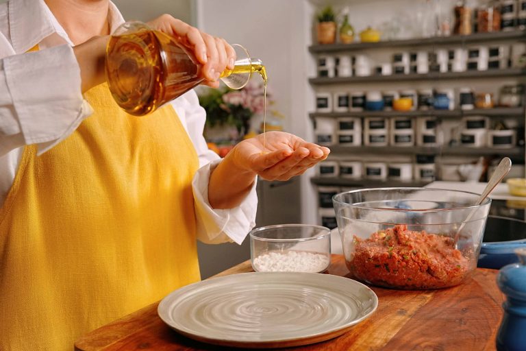 Mójate las manos con un poco de aceite