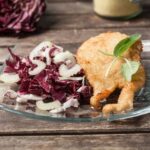 Filete de pollo rebozado con col roja
