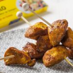 Brochetas de pollo tandoori con cúrcuma
