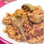Paella de carne y alcachofas