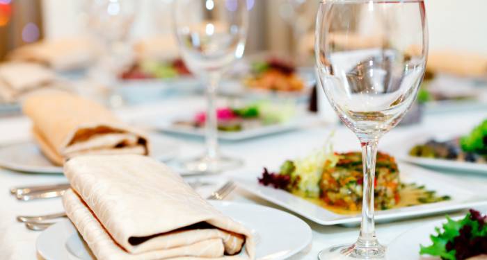 Eat with: ¿con quién comerás hoy?