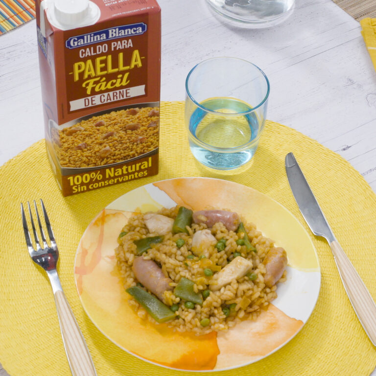 Arroz con pollo y salchichas