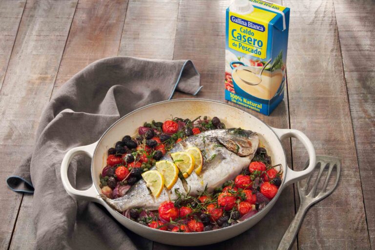 Dorada al horno con patatas y cebolla