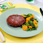 Hamburguesas con verduras salteadas