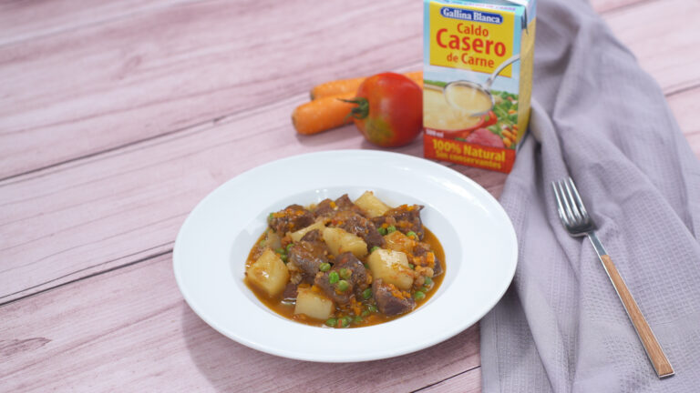 Estofado de ternera con patatas y guisantes