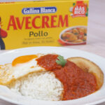 Arroz a la cubana con plátano y tomate