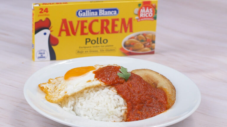 Arroz a la cubana con plátano y tomate