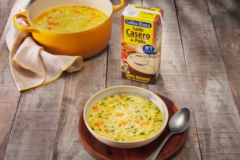 Sopa de pollo con fideos