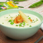 Crema fría de espárragos con guisantes y salmón