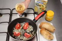 Rellenar y cocinar los muslitos de pollo