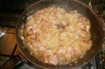 Sofreír la cebolla y el bacon