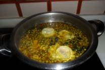 Preparar los guisantes y aromatizar la mezcla