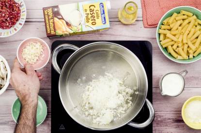 Añade el caldo y cocina la pasta