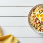 Arroz frío con atún y huevo