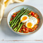 Esparragos verdes en salsa con huevos