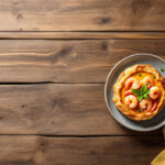 Hojaldre de gambas y crema de calabaza