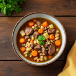 Sopa de avena, carne y verduras