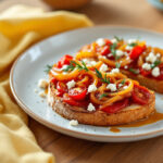 Tosta de tomate y cebolla caramelizados con queso de cabra