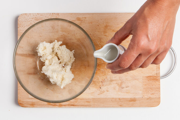 remojar el pan en la leche
