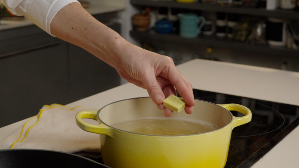 Cocer los macarrones en agua hirviendo