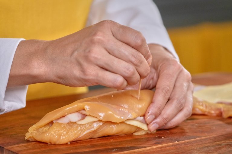 ¿cómo evitar que se abran las pechugas de pollo rellenas?